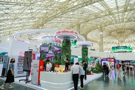Los stands en el espacio “Marca Nacional de Vietnam” atrajeron la atención de muchas personas y turistas. (Fuente: VNA)