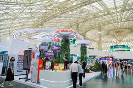Los stands en el espacio “Marca Nacional de Vietnam” atrajeron la atención de muchas personas y turistas. (Fuente: VNA)