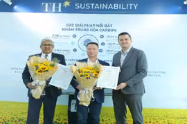 Wouter Melis van Ravenhorst, director ejecutivo de la filial de Control Union en Vietnam, entrega certificados de neutralidad de carbono a representantes de las empresas vietnamitas. (Fuente: nhandan.vn)
