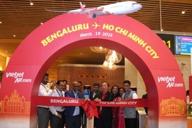 Gerentes de la aerolínea vietnamita Vietjet realizan la ceremonia de apertura de la ruta Ciudad Ho Chi Minh - Bangalore. (Fuente: VNA)