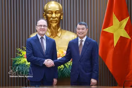 El primer ministro de Vietnam, Le Minh Hung, recibe al embajador de la Federación de Rusia en el país, Gennady Bezdetko. (Fuente: VNA)
