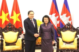 El presidente de la Asamblea Nacional de Vietnam, Tran Thanh Man, y la titular de la Asamblea Nacional de Camboya, Khuon Sudary. (Fuente: VNA)