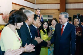 El secretario general del Partido Comunista de Vietnam, To Lam, y funcionarios y personal de la Embajada y representantes de la comunidad de connacionales en Camboya. (Fuente: VNA)