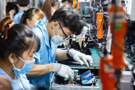 Montaje de equipos electrónicos en la fábrica Datalogic Vietnam. (Fuente: sggp.org.vn)