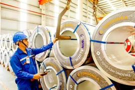 Trabajadores de la fábrica Ron Dong A revisan las bobinas de acero para garantizar la trazabilidad completa de la información del envío. (Fuente: www.sggp.org.vn)