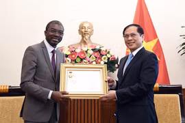 El viceprimer ministro y canciller de Vietnam, Bui Thanh Son, entregó a Lazare Eloundou Assomo, director del Centro del Patrimonio Mundial de la UNESCO la medalla conmemorativa "Por la Causa de la Diplomacia Vietnamita", en reconocimiento a sus destacadas contribuciones a la preservación y promoción del patrimonio vietnamita y a la cooperación bilateral. (Fuente: VNA)