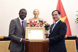 El viceprimer ministro y canciller de Vietnam, Bui Thanh Son, entregó a Lazare Eloundou Assomo, director del Centro del Patrimonio Mundial de la UNESCO la medalla conmemorativa "Por la Causa de la Diplomacia Vietnamita", en reconocimiento a sus destacadas contribuciones a la preservación y promoción del patrimonio vietnamita y a la cooperación bilateral. (Fuente: VNA)