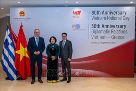 La embajadora de Vietnam en Grecia, Pham Thi Thu Huong, y el viceministro de Desarrollo griego, Stavros Kalafatis, en la ceremonia de conmemoración del 50.º aniversario del establecimiento de las relaciones diplomáticas entre los dos países y el 80.º aniversario del Día Nacional de Vietnam, organizada el 22 de septiembre de 2025 en Atenas. (Foto: VNA)