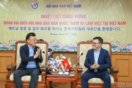 El presidente de la Asociación de Periodistas de Vietnam, Le Quoc Minh, recibe a Park Jong Hyun, presidente de la Asociación de Periodistas de Corea del Sur. (Fuente: congluan.vn)