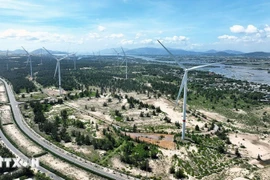 La central eólica Phuong Mai, ubicada en la Zona Económica de Nhon Hoi, provincia de Gia Lai, consta de 11 unidades generadoras con una capacidad total de 26,4 MW. (Fuente: VNA)