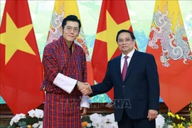 El primer ministro de Vietnam, Pham Minh Chinh, recibe al rey de Bután, Jigme Khesar Namgyel Wangchuck. (Fuente: VNA)