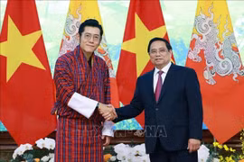 El primer ministro de Vietnam, Pham Minh Chinh, recibe al rey de Bután, Jigme Khesar Namgyel Wangchuck. (Fuente: VNA)