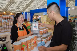 Productos OCOP de la cooperativa Viet Hung, en la provincia de Quang Ninh, atrae a muchos turistas. (Fuente: VNA)