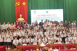 Delegados y estudiantes posan para una foto conmemorativa. (Foto: Cancillería)