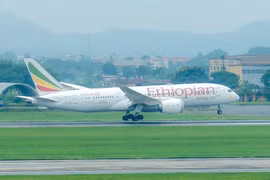 El vuelo ET0678 de Ethiopian Airlines aterrizó sin problemas en el Aeropuerto Internacional de Noi Bai. (Foto: NIA/qdnd.vn)