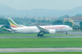 El vuelo ET0678 de Ethiopian Airlines aterrizó sin problemas en el Aeropuerto Internacional de Noi Bai. (Foto: NIA/qdnd.vn)