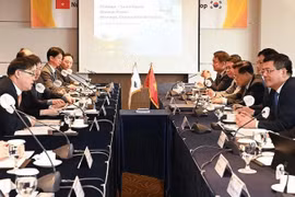 Nguyen Hong Dien, ministro de Industria y Comercio de Vietnam, en la reunión con representantes de grandes grupos de energía sudcoreanos como KEPCO, Doosan Energy, POSCO E&C y LS Eco Energy. (Fuente: https://nangluongvietnam.vn/)