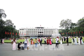 Turistas en el Palacio de la Independencia. (Fuente: VNA)