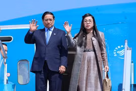 El primer ministro Pham Minh Chinh y su esposa llegan al Aeropuerto Internacional Noi Bai. (Foto: baochinhphu)