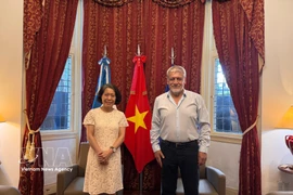 La embajadora de Vietnam en Argentina, Ngo Minh Nguyet, y el presidente de la Confederación Latinoamericana y del Caribe de Trabajadores Estatales (CLATE), Julio Fuentes. (Fuente: VNA)