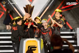 Miembros de equipo Secret WAG celebran el título de campeón. (Fuente: Comité Organizador)