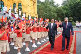 El secretario general del Comité Central del Partido Comunista de Vietnam, To Lam, recibe al secretario general del Partido Popular Revolucionario y presidente de Laos, Thongloun Sisoulith. (Hanoi, el 10 de septiembre de 2024) (Fuente: VNA)