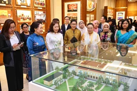 Nguyen Thi Thanh Nga, esposa del presidente de la Asamblea Nacional de Vietnam, Tran Thanh Man, y miembros de AWCH visitaron la Sala de Tradiciones del órgano legislativo. (Fuente: VNA)