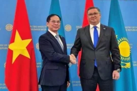 El viceprimer ministro y canciller vietnamita, Bui Thanh Son, y su homólogo kazajo, Murat Nurtleu. (Fuente: VNA)