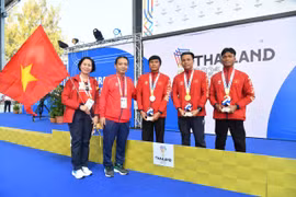 Vo Huynh Anh Khoa (segundo desde la derecha) brinda la primera medalla de oro para la delegación deportiva vietnamita en los XIII Juegos Paralímpicos de la ASEAN. (Foto: webthethao.vn)