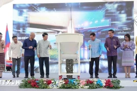 Los viceprimeros ministros de Laos y Tailandia y delegados en el evento. (Fuente: VNA)