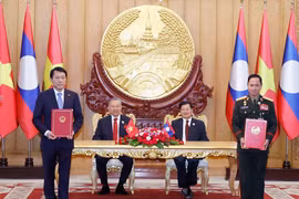 El secretario general del Partido Comunista de Vietnam (PCV), To Lam, y el secretario general del Partido Popular Revolucionario (PPRL) y presidente de Laos, Thongloun Sisoulith, presenciaron la firma de un memorando de entendimiento de cooperación entre el Ministerio de Seguridad Pública de Vietnam y el Ministerio de Defensa de Laos sobre el proyecto de construcción de una carretera de amistad entre ambos países. (Foto:VNA)