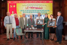 Representantes de la familia de Pham Van Cong entregan valiosos objetos y documentos al Área de Reliquias del Presidente Ho Chi Minh. (Fuente: VNA)