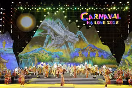 Una de las atuaciones artísticas en el Carnaval de Ha Long 2025. (Fuente: VNA)
