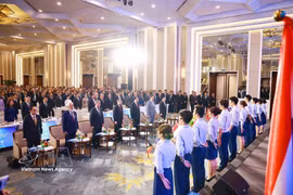 El primer ministro vietnamita, Le Minh Hung, líderes de los países y delegados en el Foro de Desarrollo de la ASEAN. (Fuente: VNA)