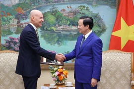 El viceprimer ministro Tran Hong Ha recibe al embajador neerlandés en Vietnam, Kees van Baar. (Fuente: VNA)