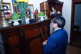El primer ministro de Vietnam, Pham Minh Chinh, ofreció incienso en homenaje del difunto jefe de Gobierno Phan Van Khai. (Fuente: VNA)