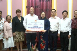 Truong Thi Ngoc Anh, vicepresidenta del Comité Central del Frente de la Patria de Vietnam, entregó obsequios a los Comités de Defensa de la Revolución (CDR) de Cuba (septiembre de 2023). (Foto:VNA)
