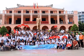 Jóvenes y estudiantes vietnamitas en el exterior visitaron el Muelle Nha Rong. (Fuente: VNA)