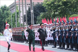 El ministro de Defensa Nacional de Vietnam, general Phan Van Giang, ofrece una ceremonia de bienvenida al ministro de Defensa de Azerbaiyán, coronel general Hasanov Zakir Asgar Oglu. (Fuente: VNA)