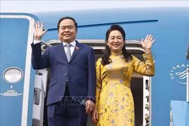 El presidente de la Asamblea Nacional de Vietnam, Tran Thanh Man, y su esposa parten de Hanoi para asistir la 150.ª Asamblea de UIP y visitar Uzbekistán y Armenia. (Fuente: VNA)
