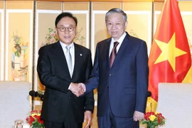 El secretario general del Partido Comunista de Vietnam, To Lam, recibió en Busan al excónsul honorario de Vietnam en Corea del Sur, Park Soo Kwan. (Fuente: VNA)