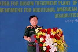 El coronel general Hoang Xuan Chien, viceministro de Defensa y jefe del Comité Nacional para la superación de las secuelas de bombas, minas y agentes químicos, habla en el evento. (Fuente: VNA)