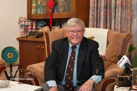 El profesor Carl Thayer, de la Academia de la Fuerza de Defensa Australiana de la Universidad de Nueva Gales del Sur, en la entrevista. (Fuente: VNA)