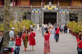 Turistas en la ciudad de Hue en los primeros días del Nuevo Año Lunar. (Fuente: VNA)
