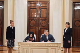 Phung Thi Hong Ha, presidenta del Consejo Popular de Hanoi, y Aleksandr Belsky, titular del Consejo Legislativo de la ciudad de San Petersburgo firman un Memorando de Entendimiento sobre cooperación. (Fuente: VNA)