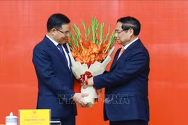 El primer ministro de Vietnam, Pham Minh Chinh, entrega la decisión de nombrar a Le Manh Hung, como ministro interino de Industria y Comercio. (Fuente: VNA)