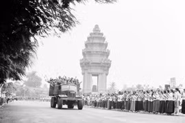 Habitantes de Phnom Penh despiden a los soldados voluntarios vietnamitas que regresan a casa tras cumplir su deber internacional. (Foto: VNA)