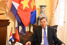 El embajador de Vietnam en Cuba, Le Quang Long, en la entrevista. (Fuente: VNA)