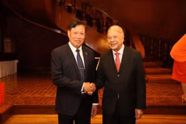 El viceministro de Salud de Vietnam Do Xuan Tien y el coordinador nacional del Partido del Trabajo de México (PT), Alberto Anaya Gutiérrez. (Fuente: VNA)
