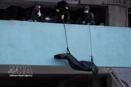Traslado de los cuerpos de las víctimas del terremoto en La Guaira. (Foto: VNA)